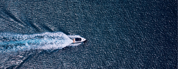 topview-boat-in-the-ocean